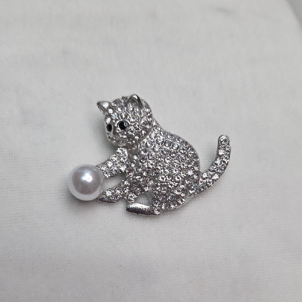 Women's Silver Cat With Ball Pearl Brooch Retro Style Pin Rhinestones Elegant - Picture 1 of 5